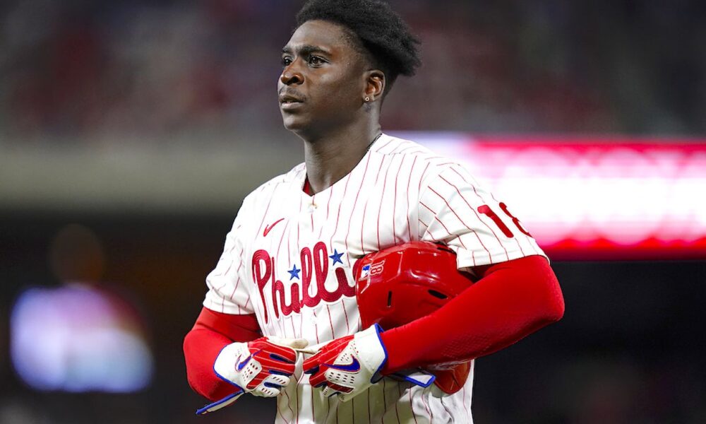 Didi Gregorius forced to exit after being hit in helmet 
